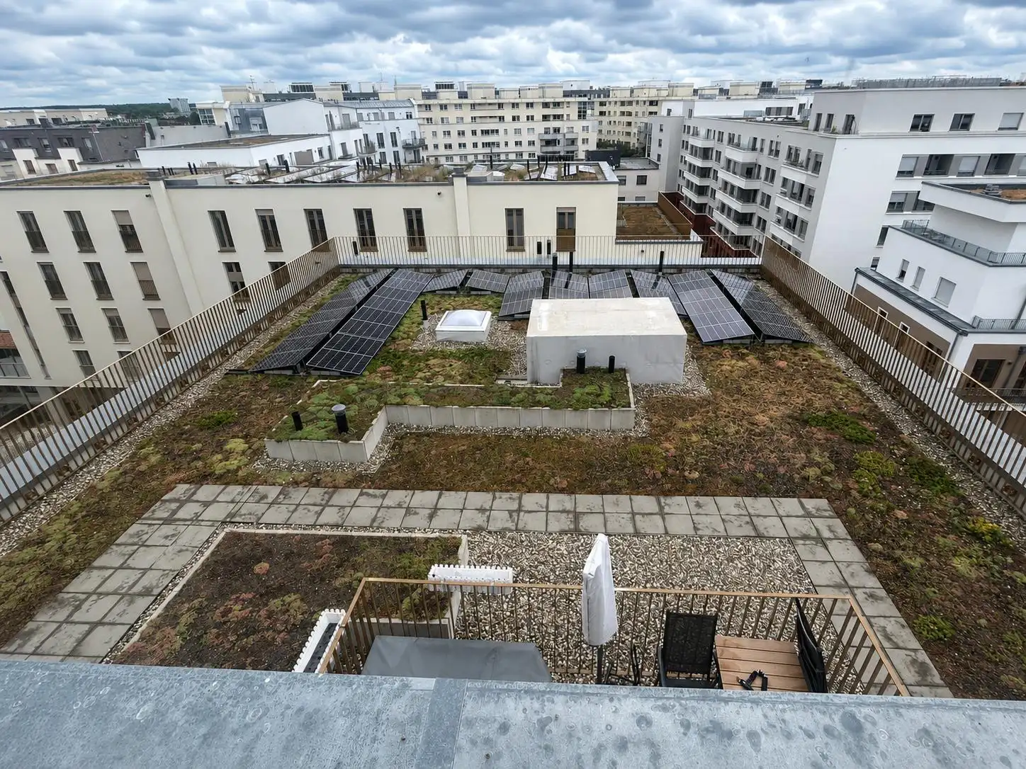 Gepflegte Dachterrasse mit Kiesfläche und Platten